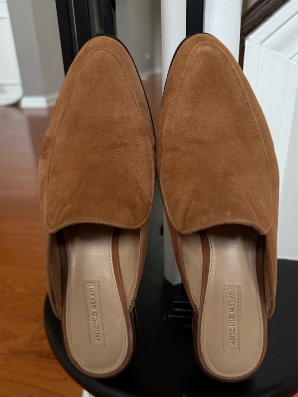Antonio Melani Nelma Mules/ Slides Leather Embellished w/ gold accents
Size 7.5